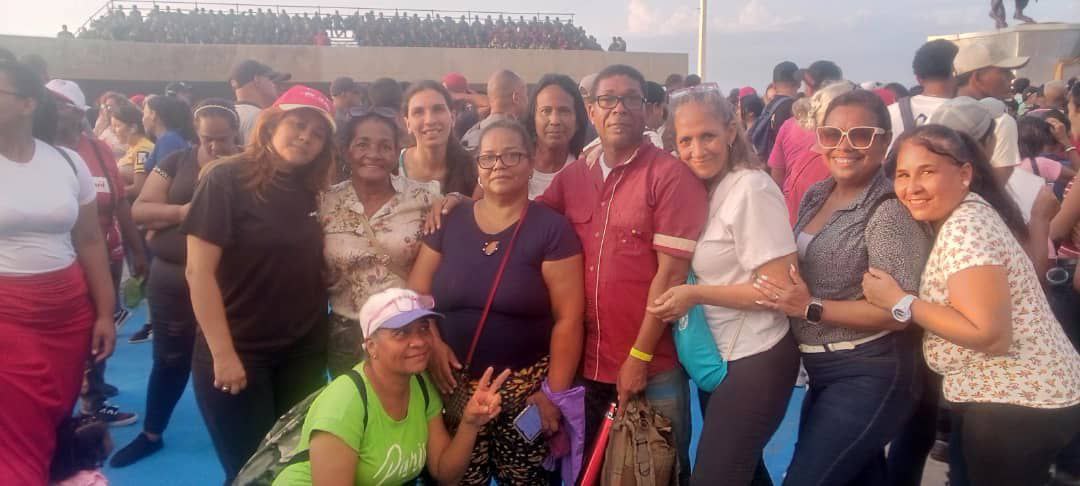#LaGuaira el Ministro del Poder Popular para las Comunas <a href="/AngelPComuna/">Comunero Angel Prado</a> realizó asamblea con 19 voceras y voceras de la Comuna Guaicamacuto de caras a la #2daConsultaPopularNacional
#ComunaONada
✨La esperanza está en la comuna✨

<a href="/NicolasMaduro/">Nicolás Maduro</a>
<a href="/EulaliaTabares/">Eulalia Tabares</a>
@ComunasVE_