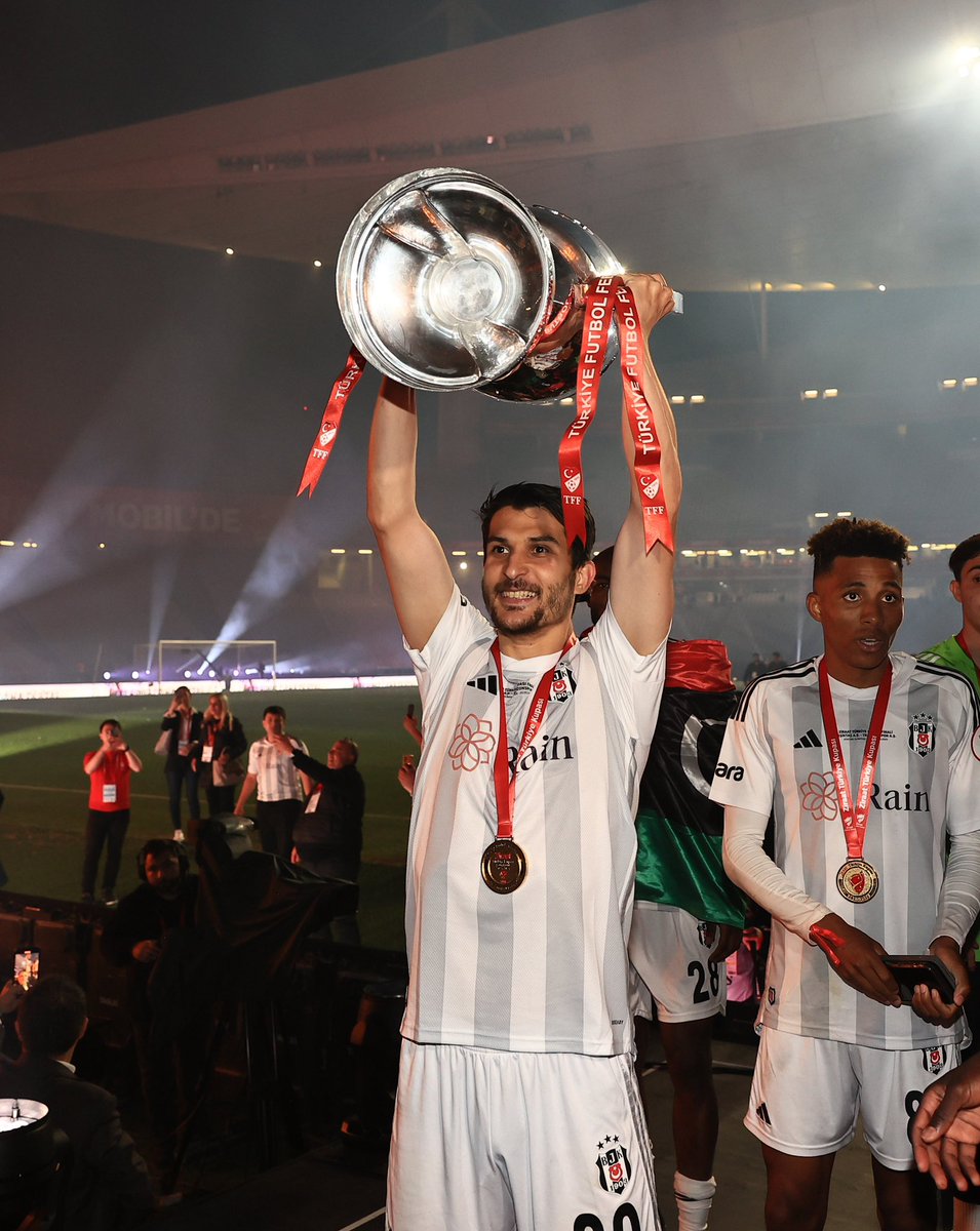 Geçmiş olsun kaptan. 

Aramıza daha güçlü döneceğine inancımız tam. 💪