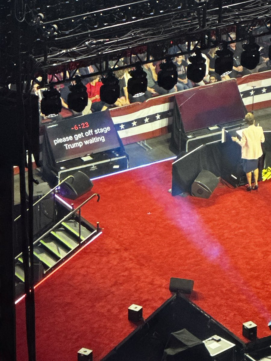 OMG. The teleprompter at the Trump rally was telling Kari Lake to get off the stage🤣🤣