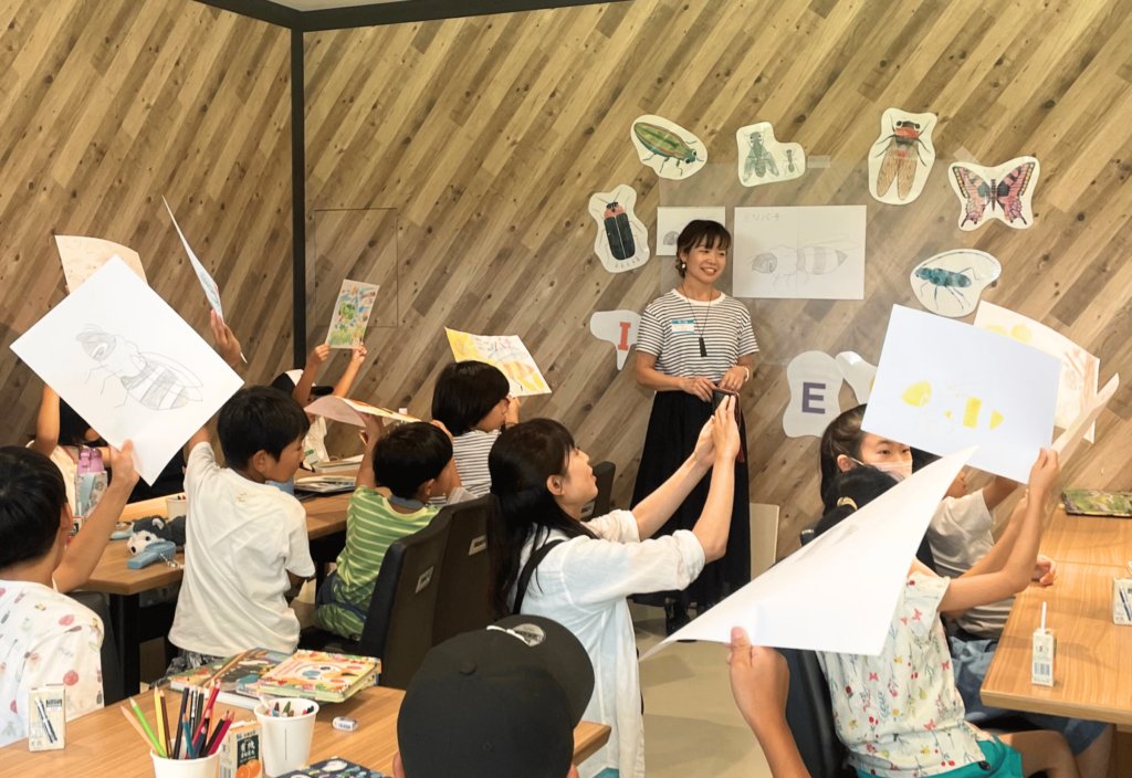 【開催レポート】
Insect Collectionの昆虫たちを描くクルーロウ華子先生のお絵かき教室🎨

子どもたちに絵を描く楽しさを通して、イラストレーターの仕事を知ってもらい、また昆虫から生物多様性について学んでもらう場として、千葉公園内のINSECT PARKにて開催しました✨

insect.market/blog/media/eve…