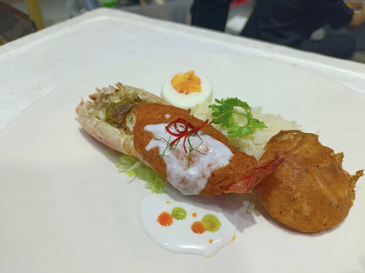 DPU_THP's tweet photo. ���� ขอแสดงความยินดีกับอาจารย์และนศ.หลักสูตรการประกอบอาหารเพื่อสุขภาพ 
🔸นส.กานต์สินี แจ้งกระจ่าง 
🔸นส.วรรณวิสา สุขสำราญ
🔸นายธีรพล กาญจนะ 
🏅ที่ได้รับรางวัลชมเชย Diploma ในการแข่งขัน Thailand International Culinary Cup (TICC) 2024 เพื่อค้นหาสุดยอดเชฟ หัวข้อ "อาหาร street food" https://t.co/Cx9FrTgSGE