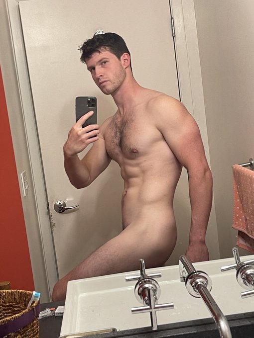 Finn Harding - Leg day got me waddling around https://t.co/0Jg3KexZXG