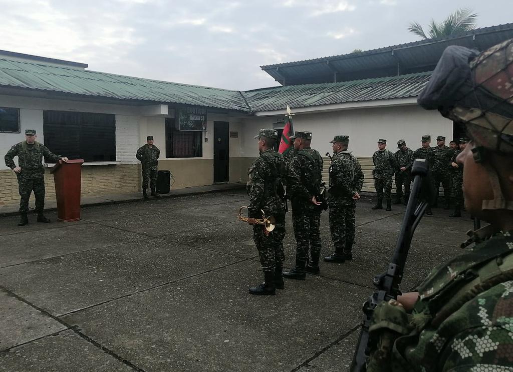 FuerzaFtc's tweet photo. El señor TC. JULIAN BORDA BAQUERO, cdte del #BASGO53, en formación militar, realizó charla al personal de Oficiales, Suboficiales y Soldados, destacando la gran labor desempeñada en pro de garantizar la seguridad de la población civil en el litoral Pacífico nariñense. #FUDRA2 https://t.co/k2CyVaaV85