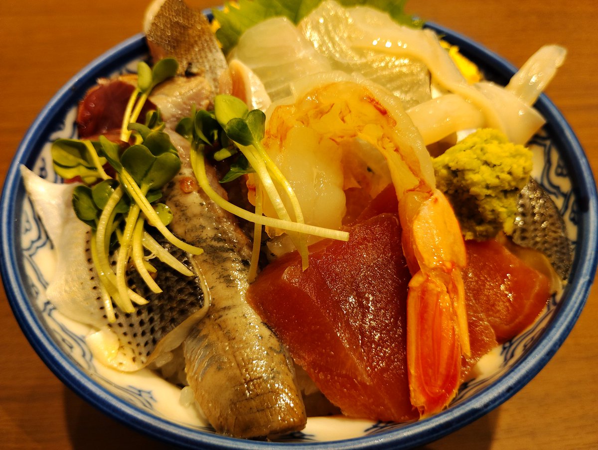 Zuki_sumaPhoto's tweet photo. 海鮮丼
やはり黄色味が強い #arrowsWe2Plus
#ZukiPi https://t.co/VPWhoz1xIV