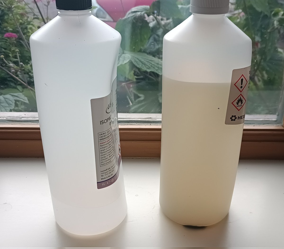 nnr80s's tweet photo. Isopropyl alcohol (IPA) + Ultrasonic cleaner + Dirty bass guitar strings = Strings like new + Big cost savings

Guess which bottle of IPA is before and after...

#bassguitar #lifehack #costofliving https://t.co/eFVh8BQZEJ