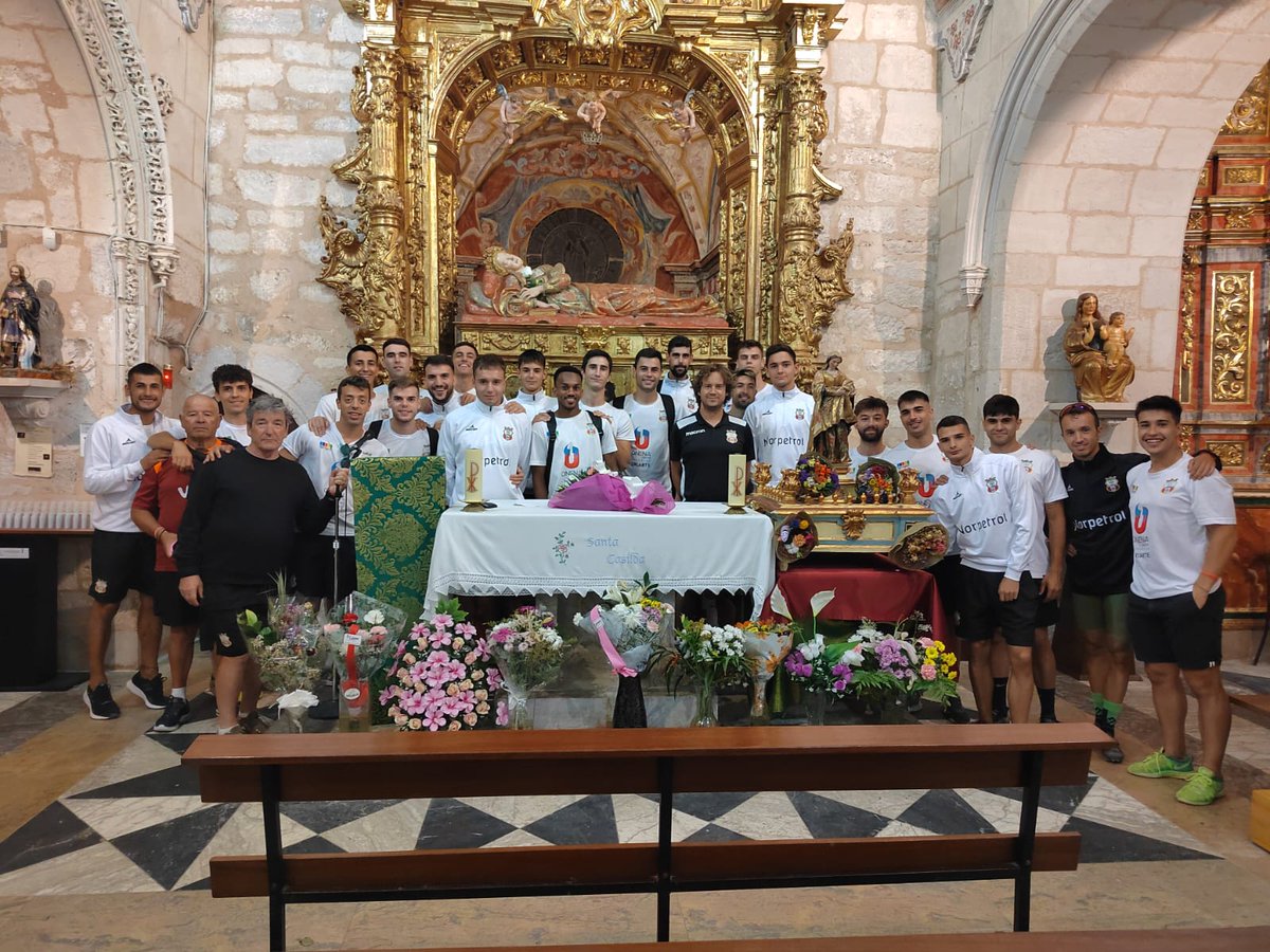 💐 Entrega floral del #cfbriviesca a nuestra patrona en el Santuario de Santa Casilda ⛪ por gran parte de la plantilla, cuerpo técnico y directiva.
👉 Quien sabe, creyente o no, los deseos y peticiones se llegan a cumplir...🫶
#EstamosDeVuelta 🔝⚽
#AupaBrivi ❤️🤍 #TodoAlRojo