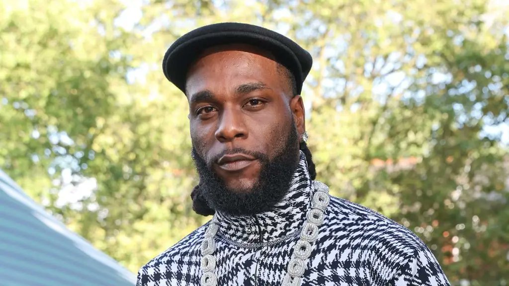 EmekaGift100's tweet photo. Some people don't know the level of work we are doing daily. You see Nigeria, it MUST collapse, It is just a Matter of time. Meanwhile Burna Boy Wrote:
"Nigeria has never been a country, we were not even supposed to be Nigerians in the first place. We are the Royal Niger company. So, we are basically a company for the British to take resources for Britain. We're collateral goods and services to Britain"
---Burna Boy