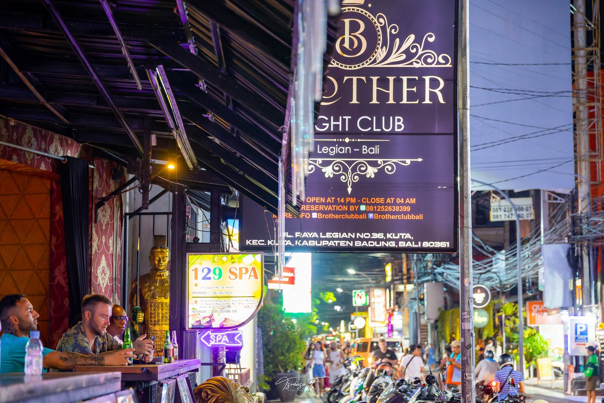 Wing_F_1022's tweet photo. Nightlife in bali indonesia.Finish off the perfect day with a local beer.地ビールのビンタンを片手に過ごす、最高な1日の終わり。 https://t.co/Jw93gtGDFo
