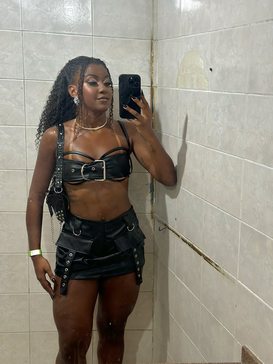 Camile_Santana7's tweet photo. Apaixone-se pelo processo de se tornar sua melhor versão✨🖤🫦 https://t.co/V6aIGkGOjN