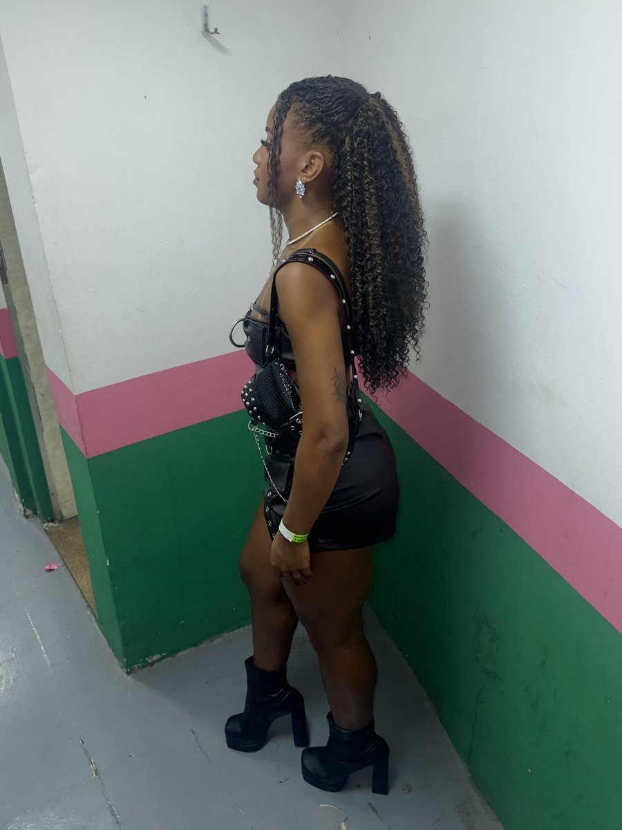 Camile_Santana7's tweet photo. Apaixone-se pelo processo de se tornar sua melhor versão✨🖤🫦 https://t.co/V6aIGkGOjN