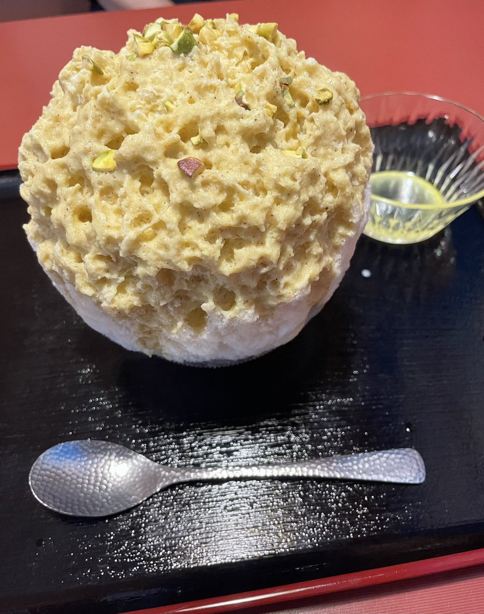 kazumea's tweet photo. 昨日 かき氷好きな友と明石へ
家族亭でお蕎麦を食べて
桜町の家庭料理おかんさんで間借営業しているtiger cafeに行ってきました
ピスタチオ 1500円
中にラズベリーのソースとパンナコッタが入ってました😳
美味しかった👍
またまたランチより高くなってもた
#tigercafe
#西日本ピスタチオ協会 https://t.co/hQ1FHKHs23
