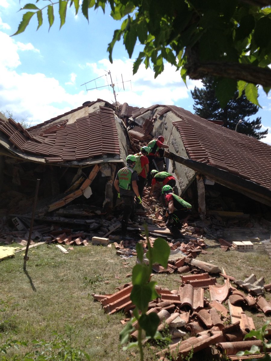ENardecchia's tweet photo. Otto anni fa. Ora. #Amatrice #terremoto #CentroItalia #ricostruzione https://t.co/N7GJ6dUQx8