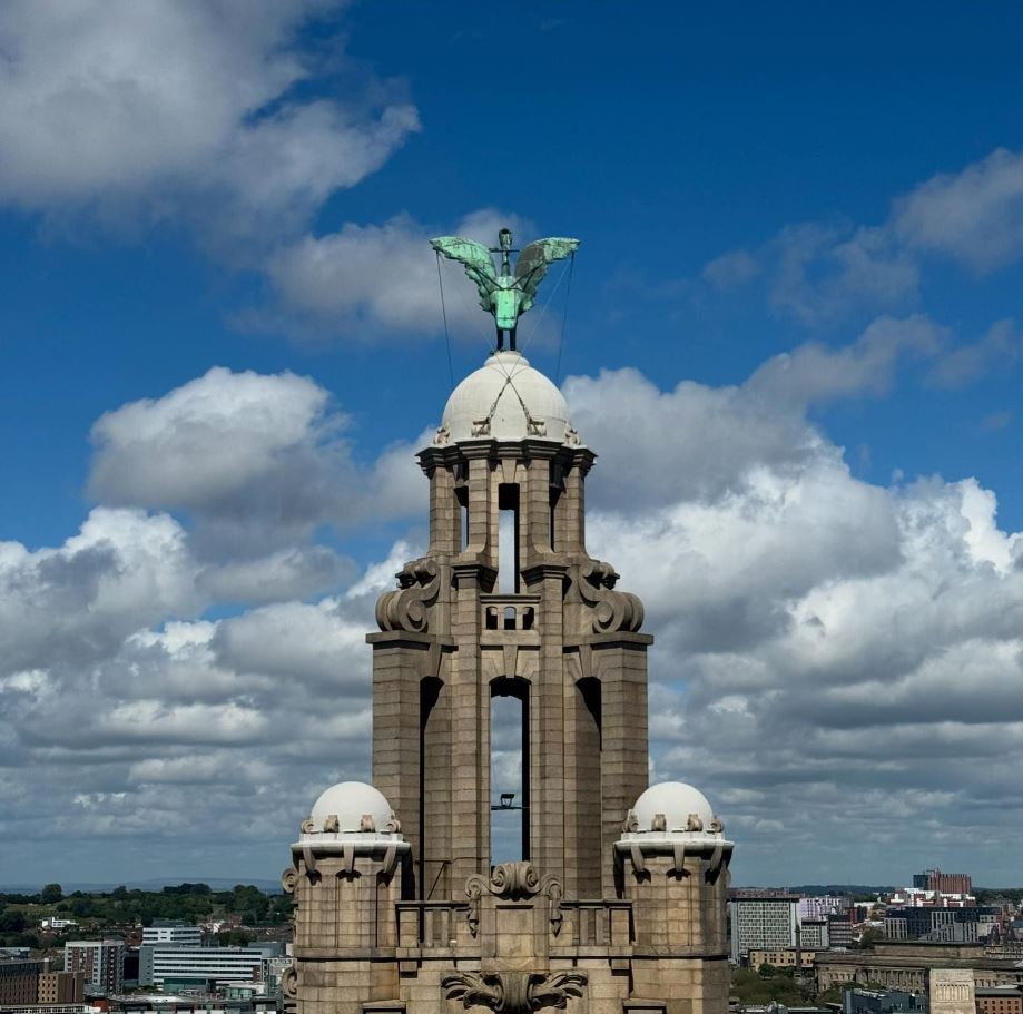 RLB360's tweet image. Our Liver Birds❤️

The saying goes that 𝑩𝒆𝒓𝒕𝒊𝒆 watches over the city to make see what time the pubs shut, whereas 𝑩𝒆𝒍𝒍𝒂 faces out to sea to check out all the sailors.

There are a few other rumours too... 😂

📷@liverpoolshots

#liverbuildingtour #thingstodoinliverpool