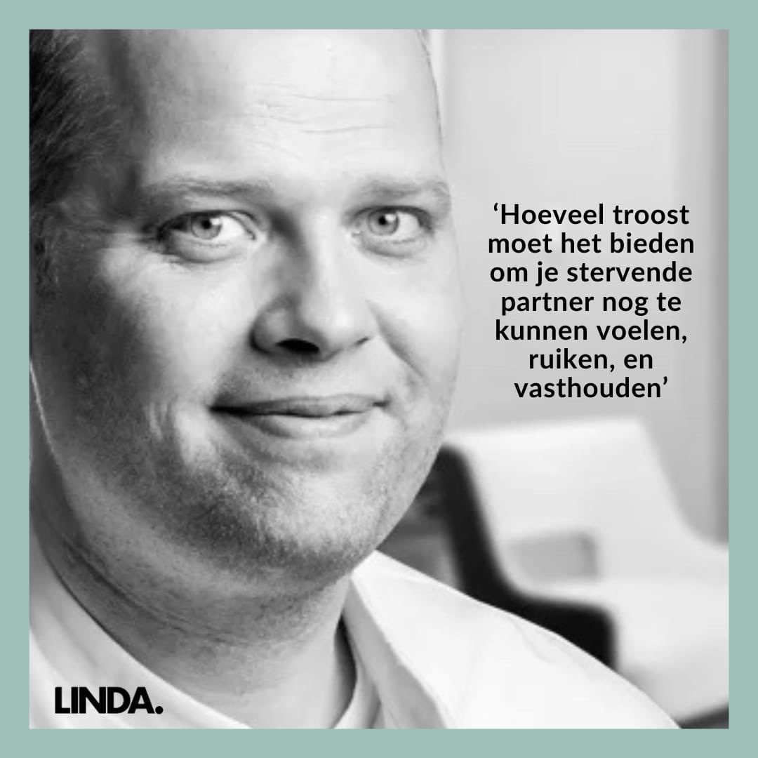 shossontwits's tweet image. ‘De hoogbejaarde echtgenoten liggen lepeltje-lepeltje, zij slaapt, hij sterft – dicht tegen elkaar aan. Een moment van onmetelijke waarde in de laatste uren van een mensenleven.”

Tijd voor actie! 
Delen wordt zéér gewaardeerd.
#koppelbed #palliatievezorg

linda.nl/column/column-…