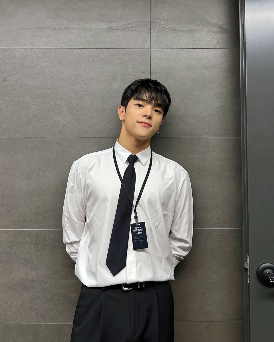 woooojinn's tweet photo. [#우진] 오늘은 신입사원 바이브🫡 https://t.co/IsArE40S8S
