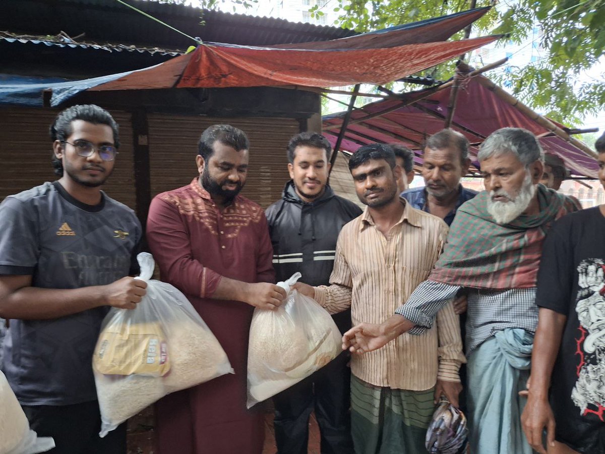 info_shibir's tweet photo. ফেনী সরকারী কলেজে অবস্থানরত বন্যাদুর্গত জনসাধারণের মাঝে ত্রাণসামগ্রী উপহার প্রদান করে ইসলামী ছাত্রশিবিরের কেন্দ্রীয় সভাপতি মঞ্জুরুল ইসলাম। 

#Shibir https://t.co/CxaWaN3gs4
