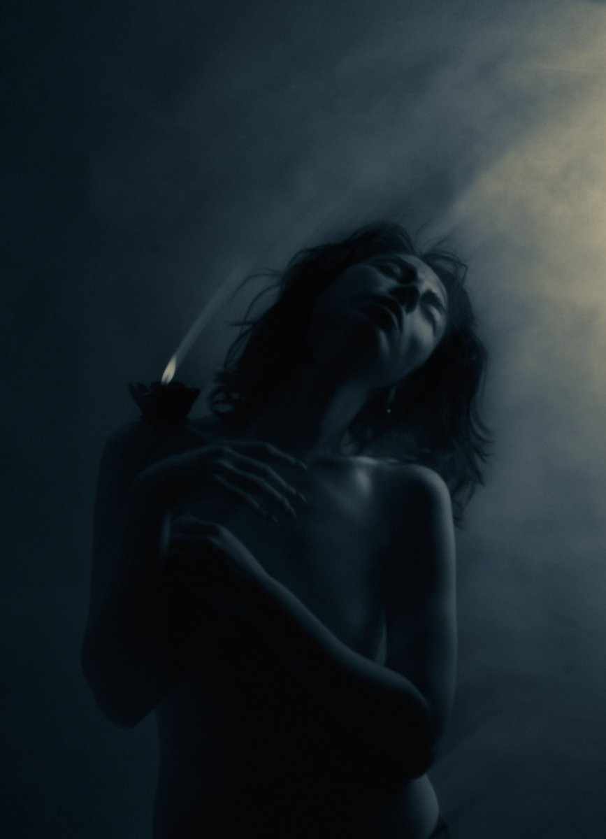 KitsuSun's tweet photo. Good morning 🔵✨
Happy weekend 

Selfportrait on FND 
"Melancholic blue" 
1/1
0.15 ETH https://t.co/oYLiGSdkUu