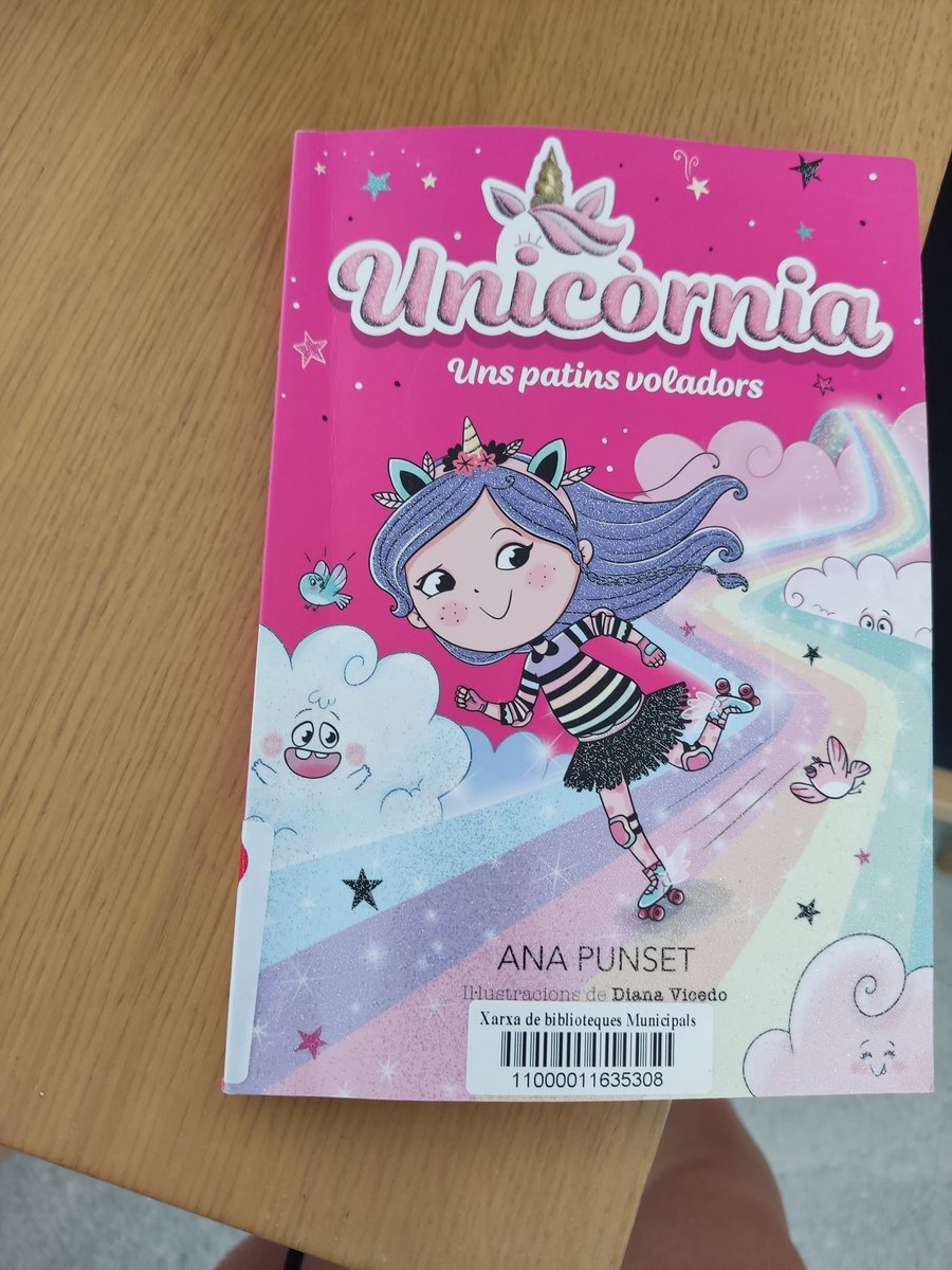 MarianaJLA's tweet photo. Ahir vaig rebre una comanda d'@AmazonHelp i un dels productes demanats era un llibre per la meva filla de la col·lecció d'Unicòrnia. En examinar-lo vaig observar que venia amb l'etiquetat d'una biblioteca 😳. I immediatament vaig sol·licitar el canvi per un exemplar nou. https://t.co/xEIrMUDRIL