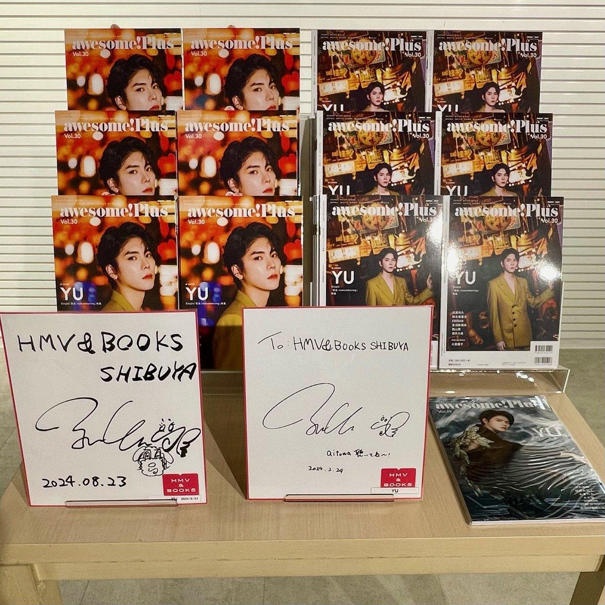 HmvBooksShibuya's tweet photo. 【#YU】

YUさんW COVER
『awesome! Plus Vol.30』
5Fにて大好評発売中📚

昨日のシングルCD「弱虫/remembering」発売記念イベントにていただいたサインを展示しております✍️✨

さらに前回イベント時のサインも追加しました💐

ぜひお立ち寄りください！

#楊宇騰YU https://t.co/7I6qICK1k4