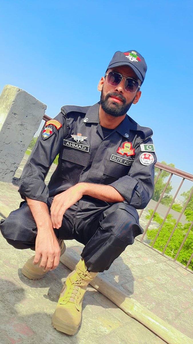 Sh_am_92's tweet photo. مغوی پولیس اہلکار کی ویڈیو ڈاکوؤں نے جاری کردی ہ مطالبات پورے کرنے کیلئے پانچ بجے تک کی ڈیڈ لائن

مجھے بچایا جائے، کانسٹیبل احمد نواز

پولیس نا اہلی کا دوسرا ثبوت 
اپنا ایک ملازم کو بھول ہی گے ساتھی ملازم کل کے مختلف گروپوں میں بول رہے تھے کہ ہمارا ساتھی اغوا ہے ڈاکوں ساتھ کے گے ہیں مگر پولیس نے نا تو شہدا میں ڈیکلیئر کیا نا ہی اغواہ میں نہ زخمی یہ تو ڈاکوں نے ویڈیو جاری کر دی تو سامنے آگیا وارنہ بچارا کی لاش نا جانے کہا پڑی ہوتی 

افسوس صد افسوس افسروں نے اس کی تلاش میں کوشش تو دور اغوا کا بتلایا تک نہیں میڈیا کو
کیا یہ ریاست کا محافظ نہیں تھا یا دشمنوں کا بندہ تھا ۔ پولیس محکمہ پر افسوس ہوتا ہے 😭😭😭😭