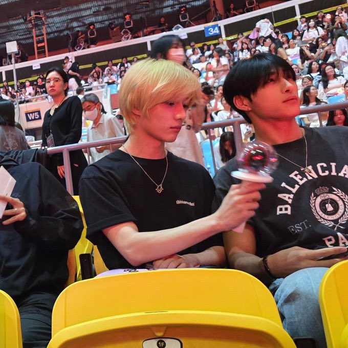 beomgyuhourly's tweet photo. omg beomgyu went to stray kids concert!! https://t.co/tvD9XsJZgP