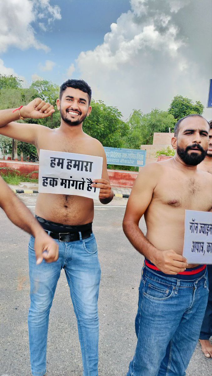 Ramkrishan38399's tweet photo. हर ज़ोर जुल्म की टक्कर में,
संघर्ष हमारा नारा है....
अध्यापक भर्ती लेवल 1 प्रतीक्षा सूची का पूर्ण डाटा भिजवाने को लेकर अनिश्चितकालीन  धरने पर बैठे अभ्यर्थियों को  #4 दिन हो गए हैं 
राजस्थान की संवेदनशील सरकार युवाओं की मांग को पुरी करे...... @RajCMO
@BhajanlalBjp 
@madandilawar https://t.co/qXpTOsmLAy