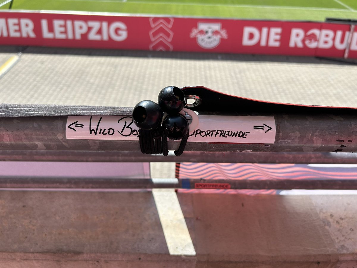 SportfreundeL's tweet image. Schick gemacht für die neue Saison… 😍😍😍
Bannerhängen im Wohnzimmer. Welcome back Sportfreundinnen und Sportfreunde! @rb_fans @RBLeipzig @SportfreundeL #RBLboc
