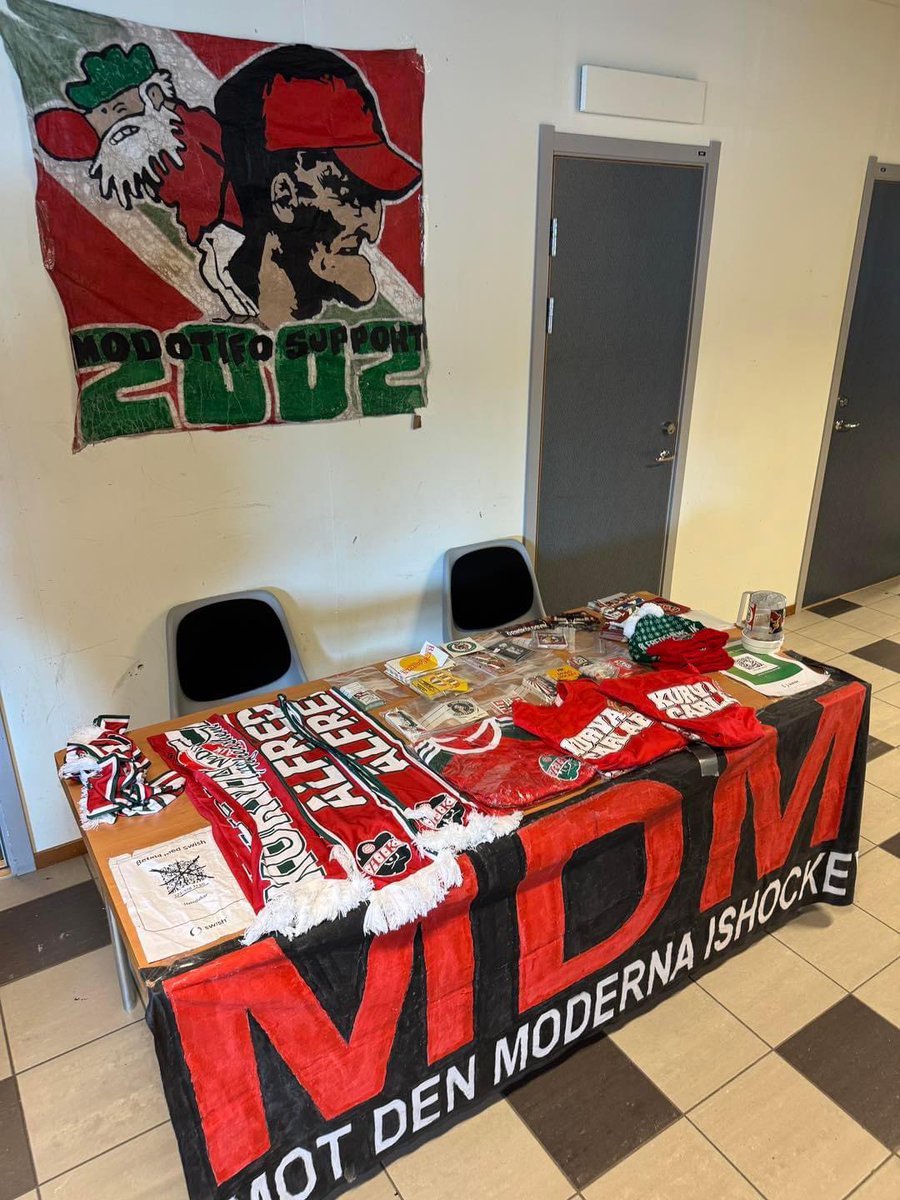 Idag är vi i MTS på plats på Hägglunds Arena under familjedagen med lite försäljning av halsdukar, t-shirts och klistermärken.