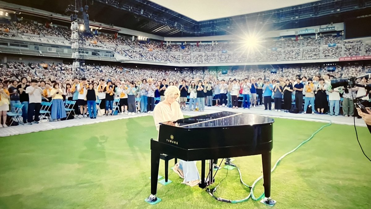 hottokenaii's tweet photo. 藤井風ライブ、モニター着いたら客席にいて会場どよめき→画面に映る自分に気付く周りの人→前に横に後ろに居るの藤井風！？と次々に気付き大盛り上がり→それを撮影する藤井風ご本人(ご本人風！？誰！？)→画面切り替わったらアリーナ通路に本人、何これ手品？→普通に歩いてセンステ位置のピアノへ https://t.co/Q2yQt82COG