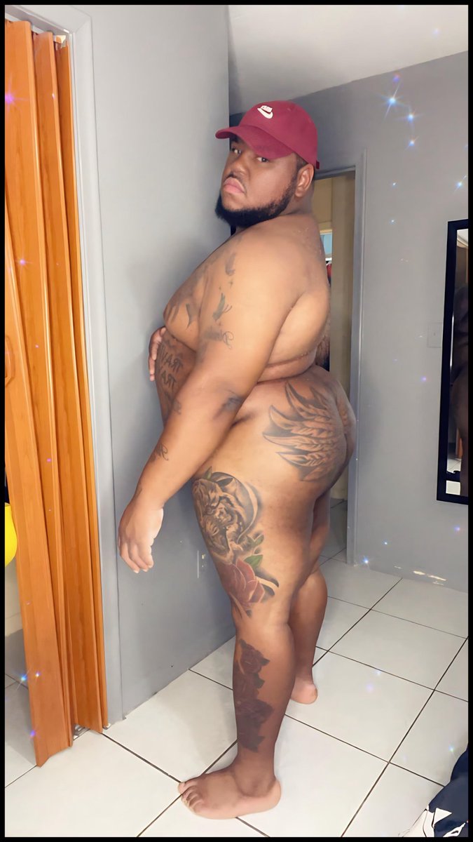 I’m In The Gym Doing Squats With My Yezzy Pods 😝😝😝 Onlyfans.com/Travisthedon