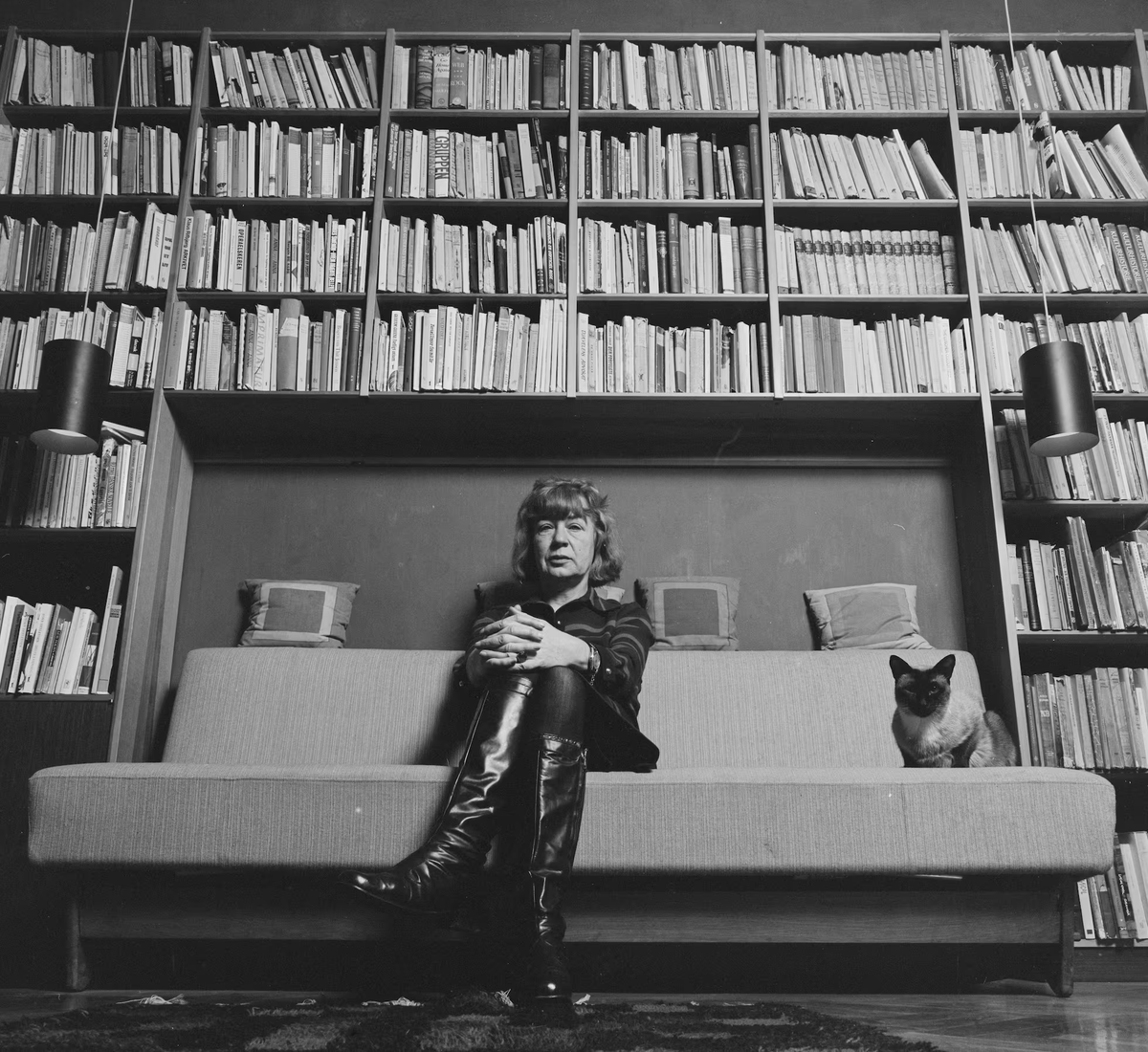 Tove Ditlevsen, escritora con #gato / Hoy escribo en Babelia sobre la "Felicidad perversa" de sus protagonistas, vía Seix Barral: t.ly/Qx7Cu /