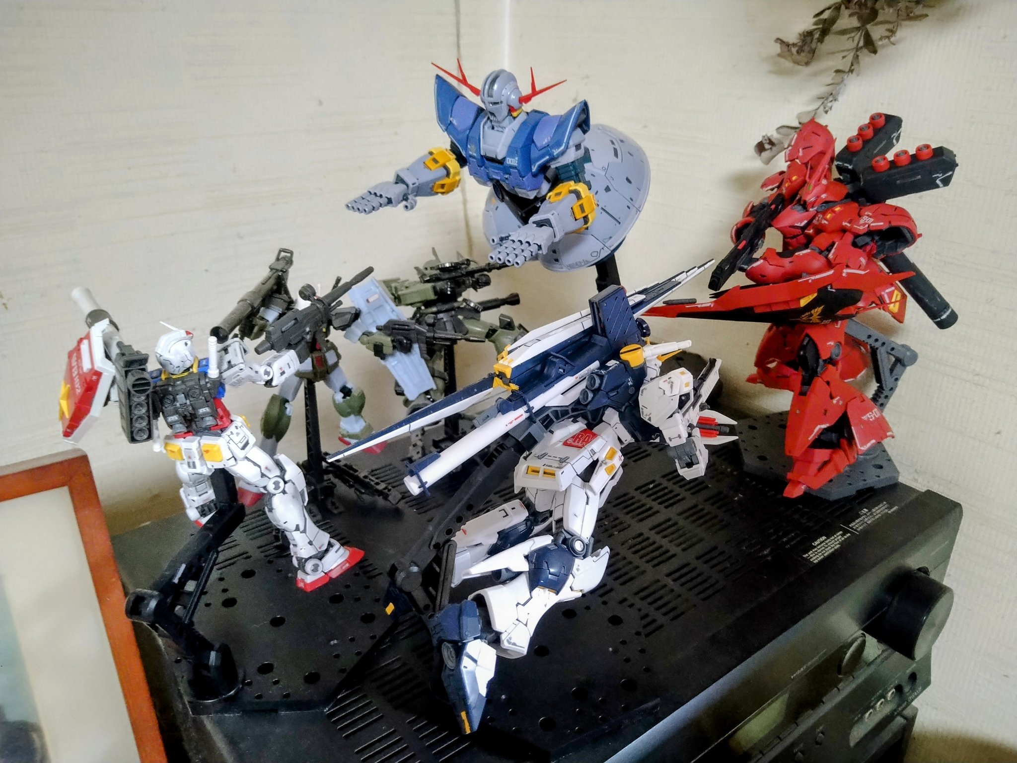 RG ニューガンダム　サザビー νガンダム VS サザビー｜のりっちょさんのガンプラ作品｜GUNSTA