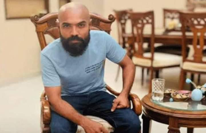 Forward as received

یہ نوجوان یاد ہے آپکو؟
یہ وہ شخص ہے جس نے وقار ذکا کے شو میں کہا تھا کہ “گالیاں دینا مناسب نہیں ہے” اور جسے تقریباً تین مہینے پہلے سرینا کے گارڈ نے وی-لوگ بنانے پر قتل کیا تھا۔
یہ نوجوان اپنے گھر کا واحد کمانے والا تھا۔اسکے قتل پر جب عوامی غم و غصہ بڑھا تو