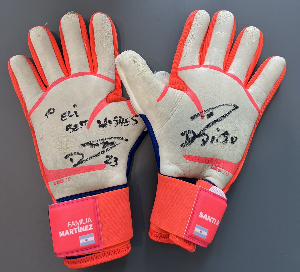It was such an honor to meet Emiliano Martinez yesterday at <a href="/AVFCOfficial/">Aston Villa</a> and receive his gloves! He’s always been an inspiration. Thank you, Emi!🙌