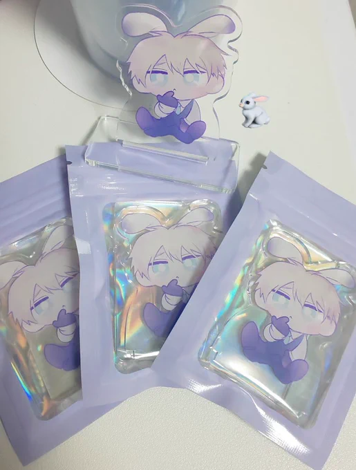 10月のレンアイ深化論で頒布するアクスタが届きました!( •ᴗ• )6cmくらいの大きさです。物欲しげに食べ物を見つめるモフセヤモノラボ・ファクトリーさんに作って頂きました※紫のパッケージは私が個人的に詰め込んでいます⋆͛ 