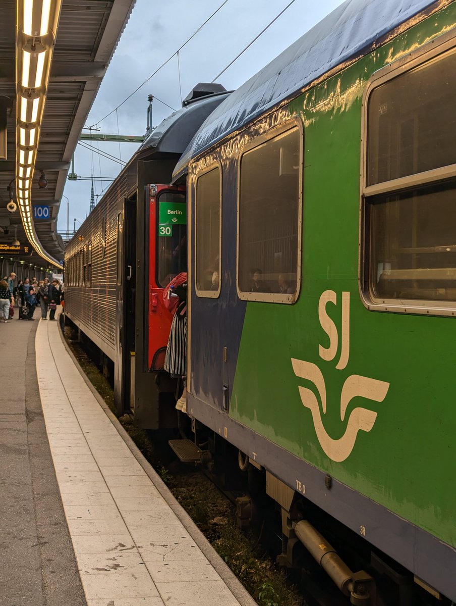 HugoIao's tweet photo. Yesterday's EuroNight from Stockholm - Berlin was packed. Impossible for me to get a reservation so had to watch the train leave without me. People love night trains and more capacity is needed! @seatsixtyone @AndyBTravels @superalbs https://t.co/O9Oba6hXzB