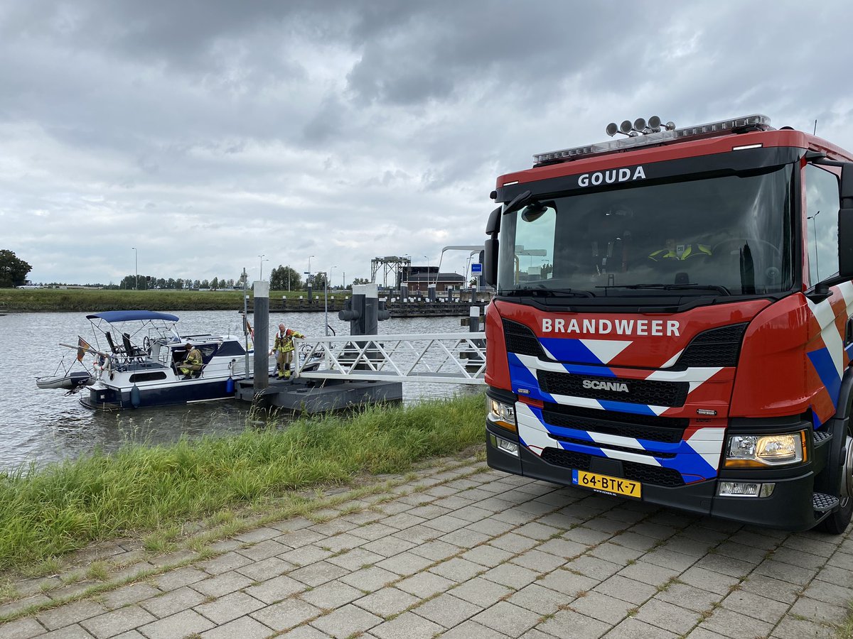Wilbert1808's tweet photo. Melding van een lek/zinkend pleziervaartuig aan de Voorhavelwal in #Gouda. Brandweer ter plaatse. https://t.co/2coNkBmWot
