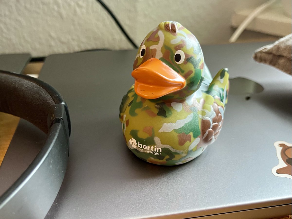 Hjälp nån har lagt en leviterande anknäbb på mitt skrivbord