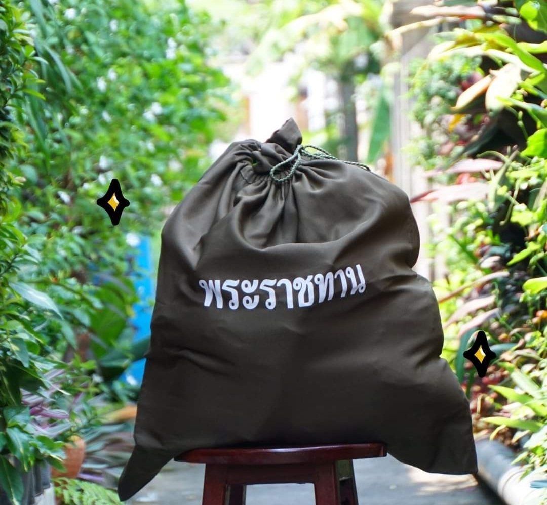 ThaiLand_DK's tweet photo. ของสิ่งนี้ไม่เคยแบ่งสี ไม่เคยเอาเงินภาษีของประชาชนมาใช้ซื้อของเข้าไปใส่ในถุง ของสิ่งนี้เรียกว่า #ถุงพระราชทาน #น้ำพระทัยจากสถาบันพระมหากษัตริและจากประชาชนคนไทย  🇹🇭 #ไทยช่วยไทย https://t.co/BxN3AUXJiN