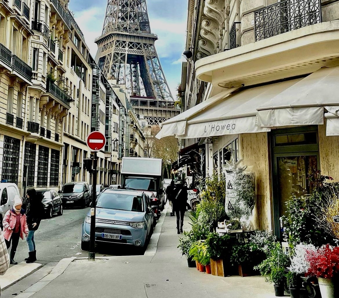 On the streets of Paris...Rue de Monttessuy in the 7th.
📷<a href="/barthi75/">Barthi</a>
#streetsofparis #Paris #architecture
