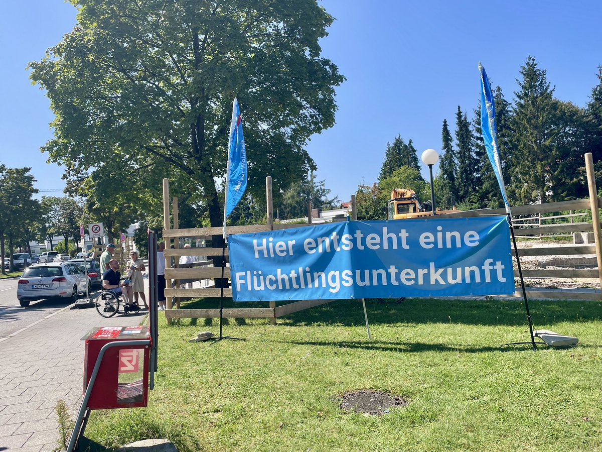 Hauptsache gehetzt: In #München Fürstenried macht die AfD heute Stimmung gegen den Bau einer vermeintlichen Geflüchtetenunterkunft. Das Ding ist, geplant ist hier laut Sozialreferat ein Flexiheim für wohnungslose Menschen. #noAfD #Rassismus