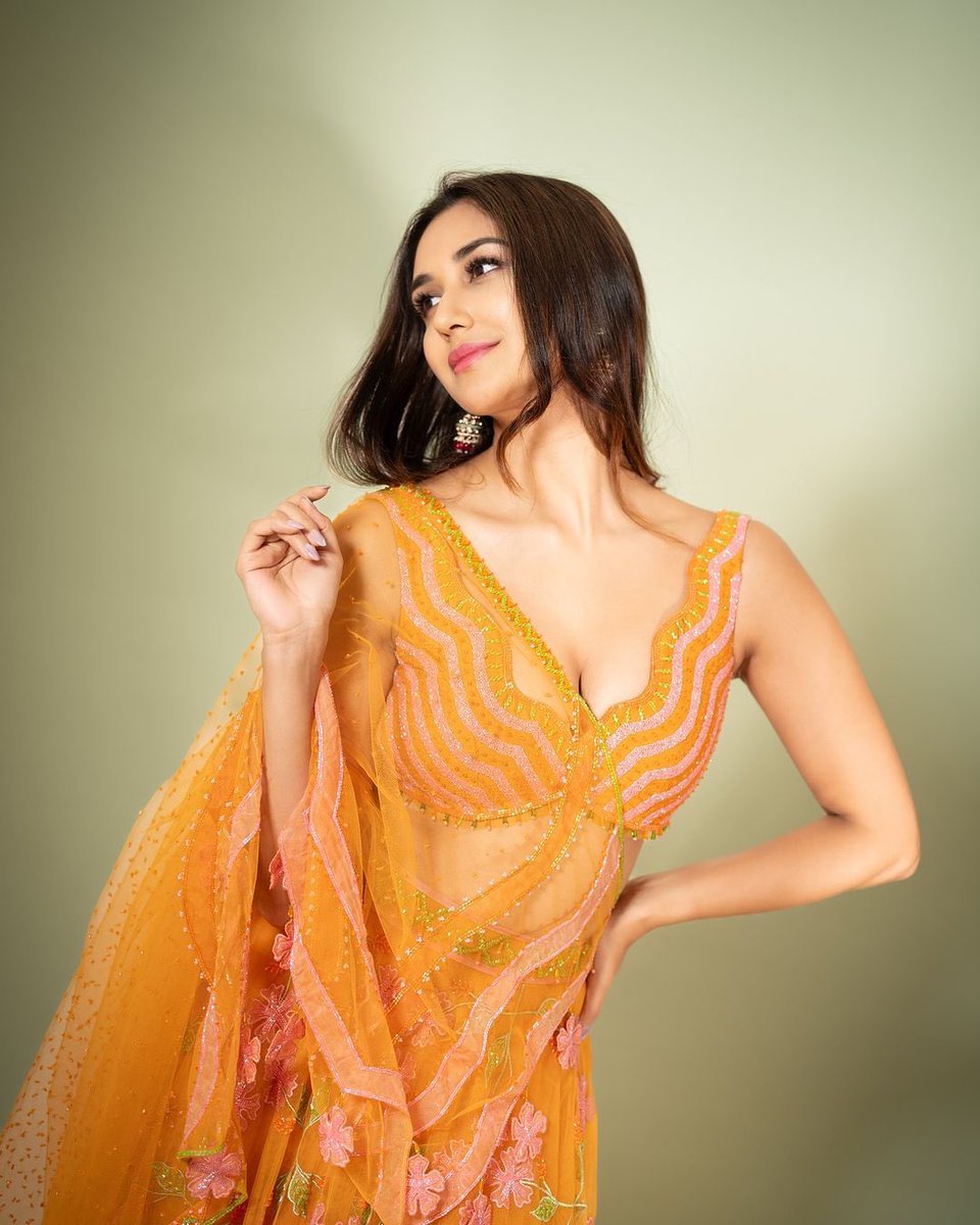 firstindiafilmy's tweet image. Another day, another slay! #NikitaDutta looks breathtaking in this gorgeous lehenga 
#firstindiafilmy