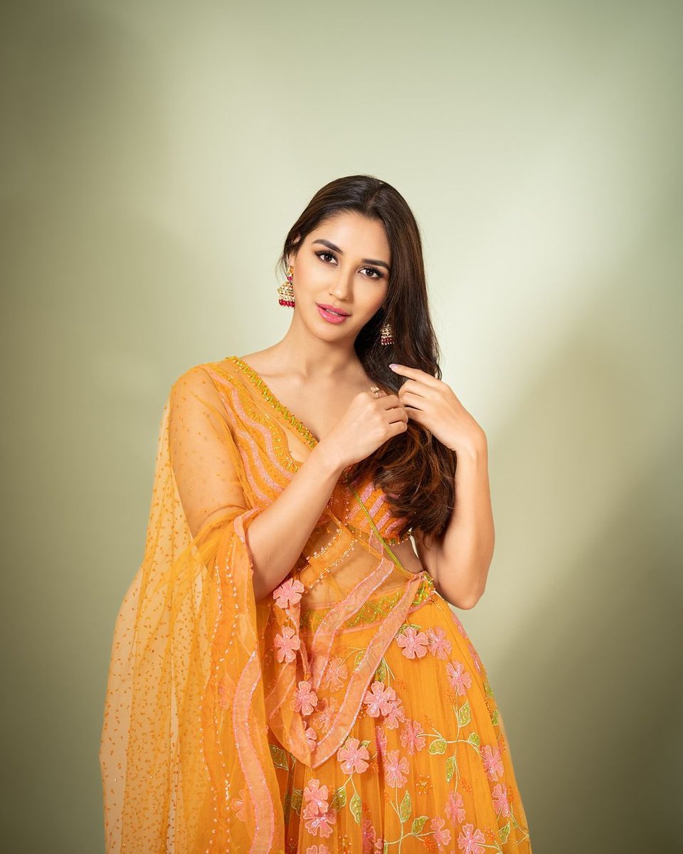 firstindiafilmy's tweet image. Another day, another slay! #NikitaDutta looks breathtaking in this gorgeous lehenga 
#firstindiafilmy