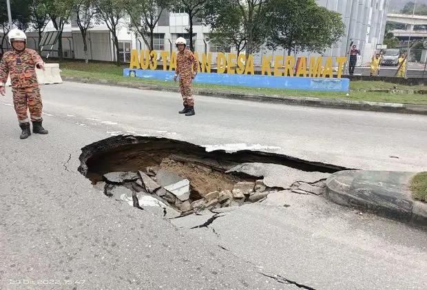 zamirmohyedin's tweet photo. 5. Baru tahu juga fenomena lubang benam ini dah banyak kali berlaku di sekitar KL sebelum ini. Tahun 2019 saja, 3 kejadian lubang benam terjadi. Belum kira tahun-tahun lain lagi. https://t.co/wyNywtPNOP