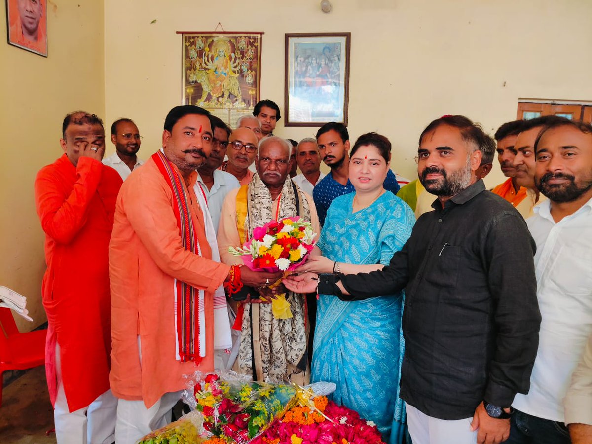 जनपद बाराबंकी के पूर्व सांसद, पूर्व विधायक एवं पूर्व मंत्री श्री <a href="/RawatBaijnath/">Baijnath Rawat ExMP Barabanki</a> जी को उप्र अनुसूचित जाति/जनजाति आयोग का अध्यक्ष मनोनीत किए जाने पर जनपद के पदाधिकारियों व कार्यकर्ताओं के साथ भेंट कर प्रदेशवासियों की ओर से हार्दिक बधाई एवं शुभकामनाएं दीl
<a href="/blsanthosh/">B L Santhosh</a> <a href="/Bhupendraupbjp/">Bhupendra Singh Chaudhary</a>