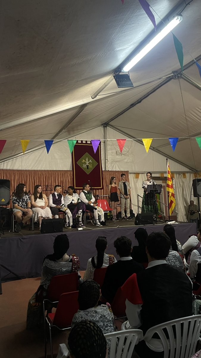 avvlavalldan's tweet photo. Més d’una cinquantena d’hereus i pubilles de tot Catalunya donen el tret de sortida a la festa major. Un inici de festa major on l’Oriol i la Bruna surten proclamant hereu i pubilla de La Valldan 2024. 💚🎆 https://t.co/pb9NWiSxKf