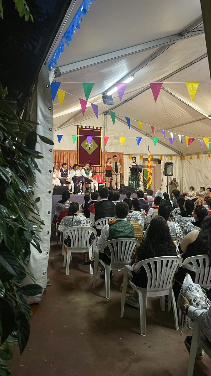 avvlavalldan's tweet photo. Més d’una cinquantena d’hereus i pubilles de tot Catalunya donen el tret de sortida a la festa major. Un inici de festa major on l’Oriol i la Bruna surten proclamant hereu i pubilla de La Valldan 2024. 💚🎆 https://t.co/pb9NWiSxKf