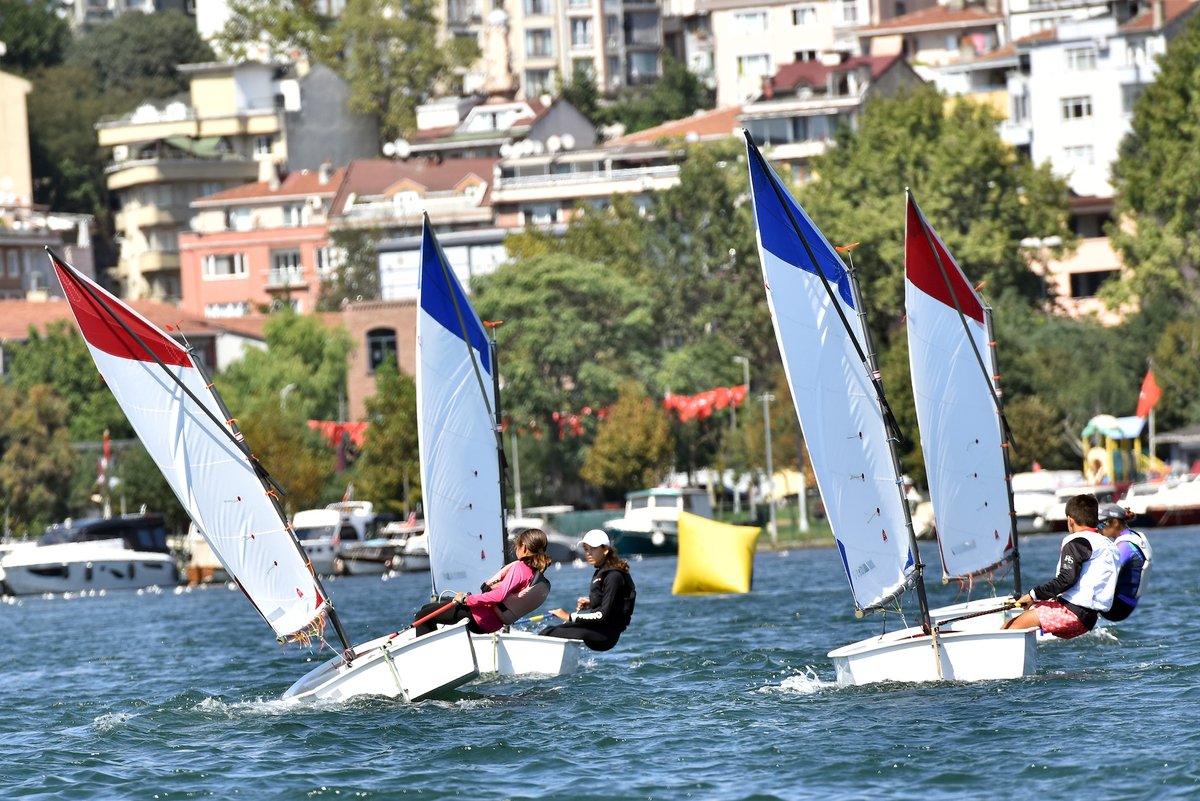 TurkiyeYelken's tweet photo. 2024 Türkiye Optimist Takım Şampiyonası'nda 2. Gün Yarışları! ⛵🌊
#türkiyelkenfederasyonu #tyf #optimisttakımşampiyonası #optimistyelken #optimistsailing #haliç #istanbul https://t.co/2zRzIwI7vJ