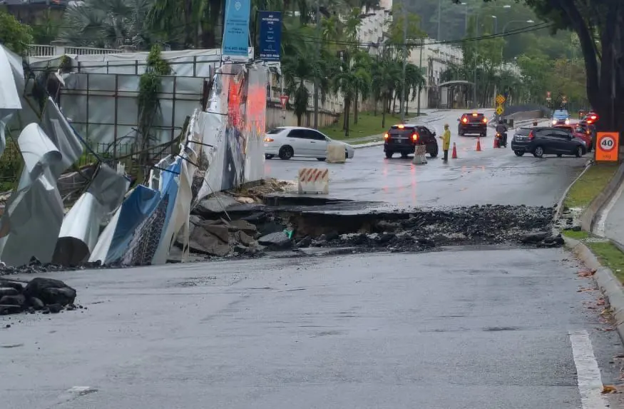 zamirmohyedin's tweet photo. 5. Baru tahu juga fenomena lubang benam ini dah banyak kali berlaku di sekitar KL sebelum ini. Tahun 2019 saja, 3 kejadian lubang benam terjadi. Belum kira tahun-tahun lain lagi. https://t.co/wyNywtPNOP