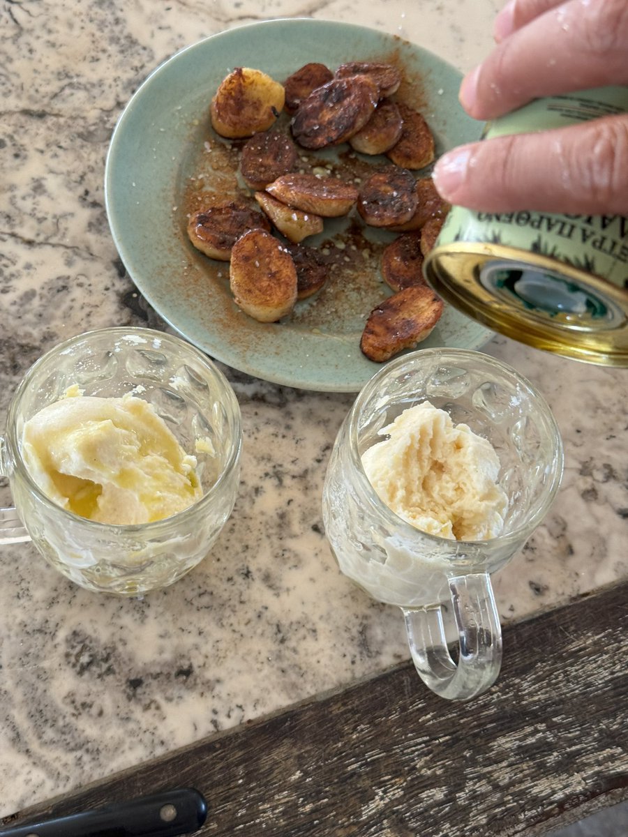 ShannenPill's tweet image. Homemade raw milk ice cream with real EVOO & banana fried in ghee 🤌🏼
Ice cream is a superfood if you use quality ingredients:
My fail proof base >
- half raw cream
- half raw milk
- raw egg yolk
- organic vanilla bean paste
- maple syrup or honey to taste
Freeze & then…